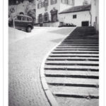 Straßenszene in Chur, Schwarz-weiß, die hälfte des Bildes zeigt eine geschwungene Treppe