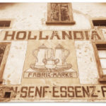 Sepiafarbene Hausbemalung als Werbung für Hollandia Senf-Essenz. Vintage-Look